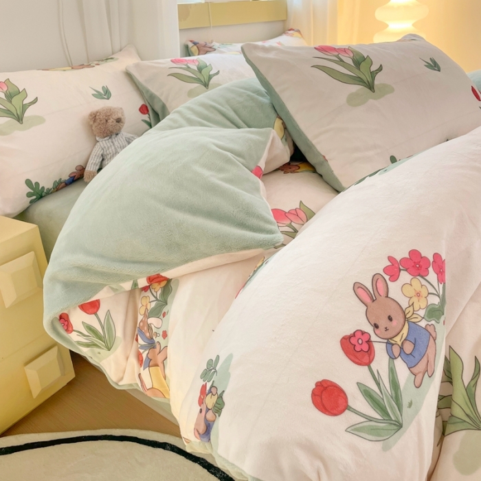 91家纺网 家纺一手货源 找家纺 梦柏家纺 2023新款高克重牛奶绒印花四件套 森林兔兔