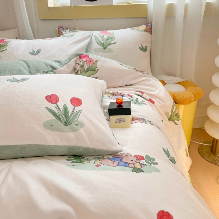 91家纺网 家纺一手货源 找家纺 梦柏家纺 2023新款高克重牛奶绒印花四件套 森林兔兔