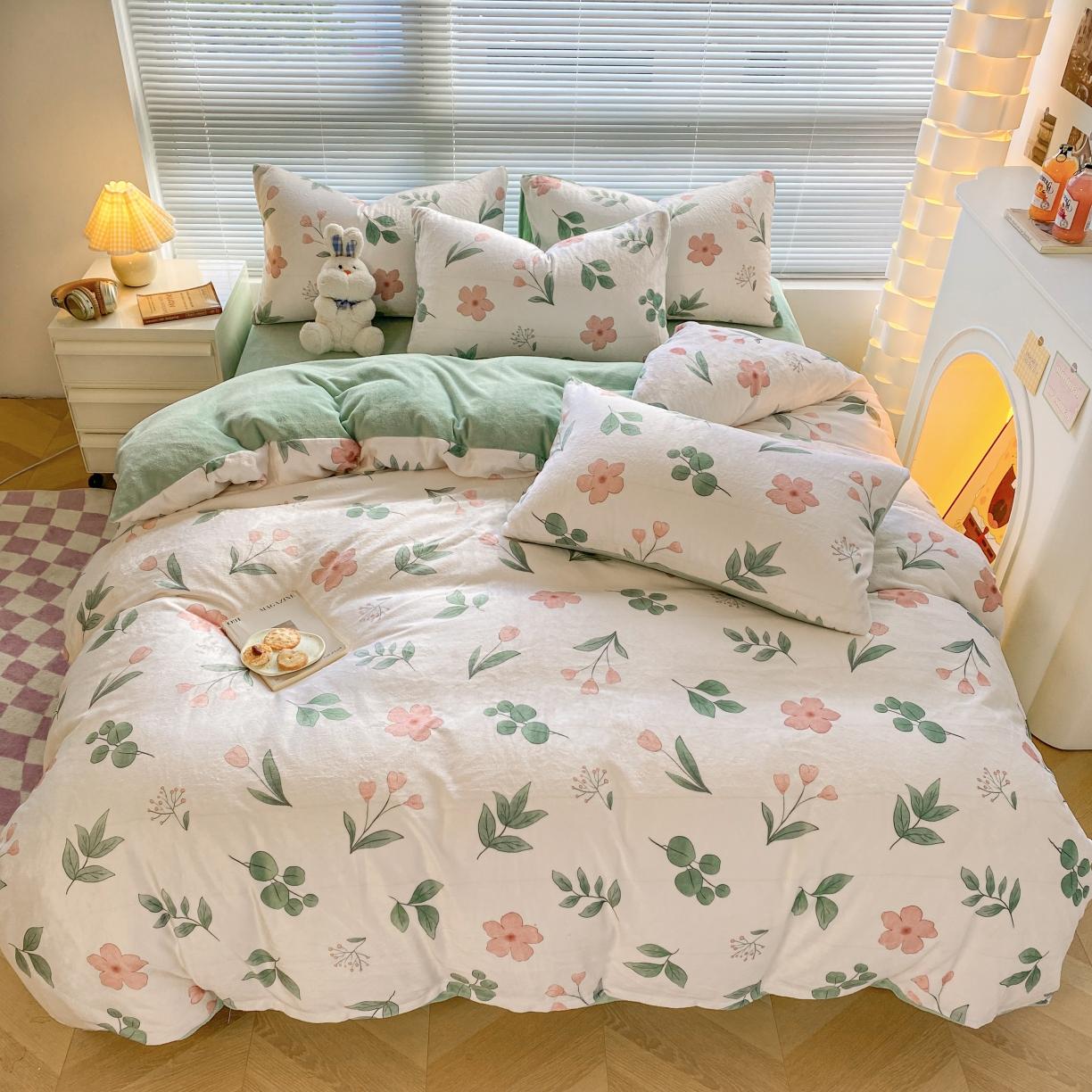 91家纺网 家纺一手货源 找家纺 梦柏家纺 2023新款高克重牛奶绒印花四件套 小漫春曲