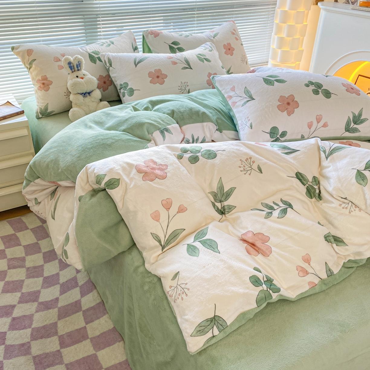 91家纺网 家纺一手货源 找家纺 梦柏家纺 2023新款高克重牛奶绒印花四件套 小漫春曲