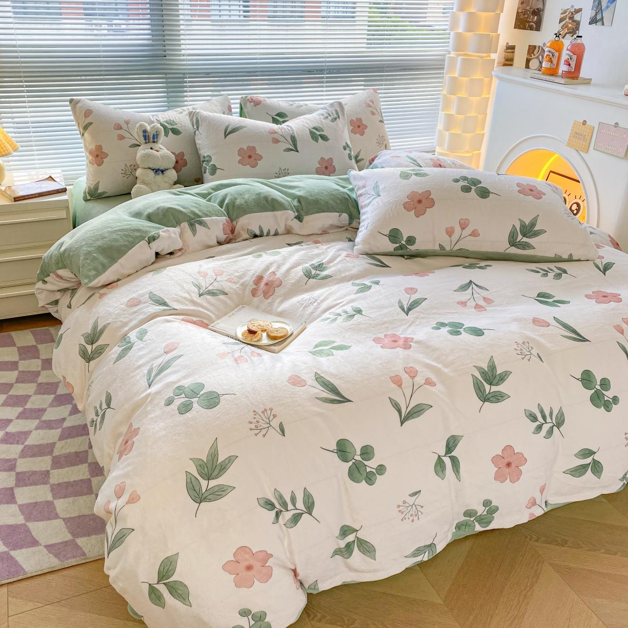 91家纺网 家纺一手货源 找家纺 梦柏家纺 2023新款高克重牛奶绒印花四件套 小漫春曲