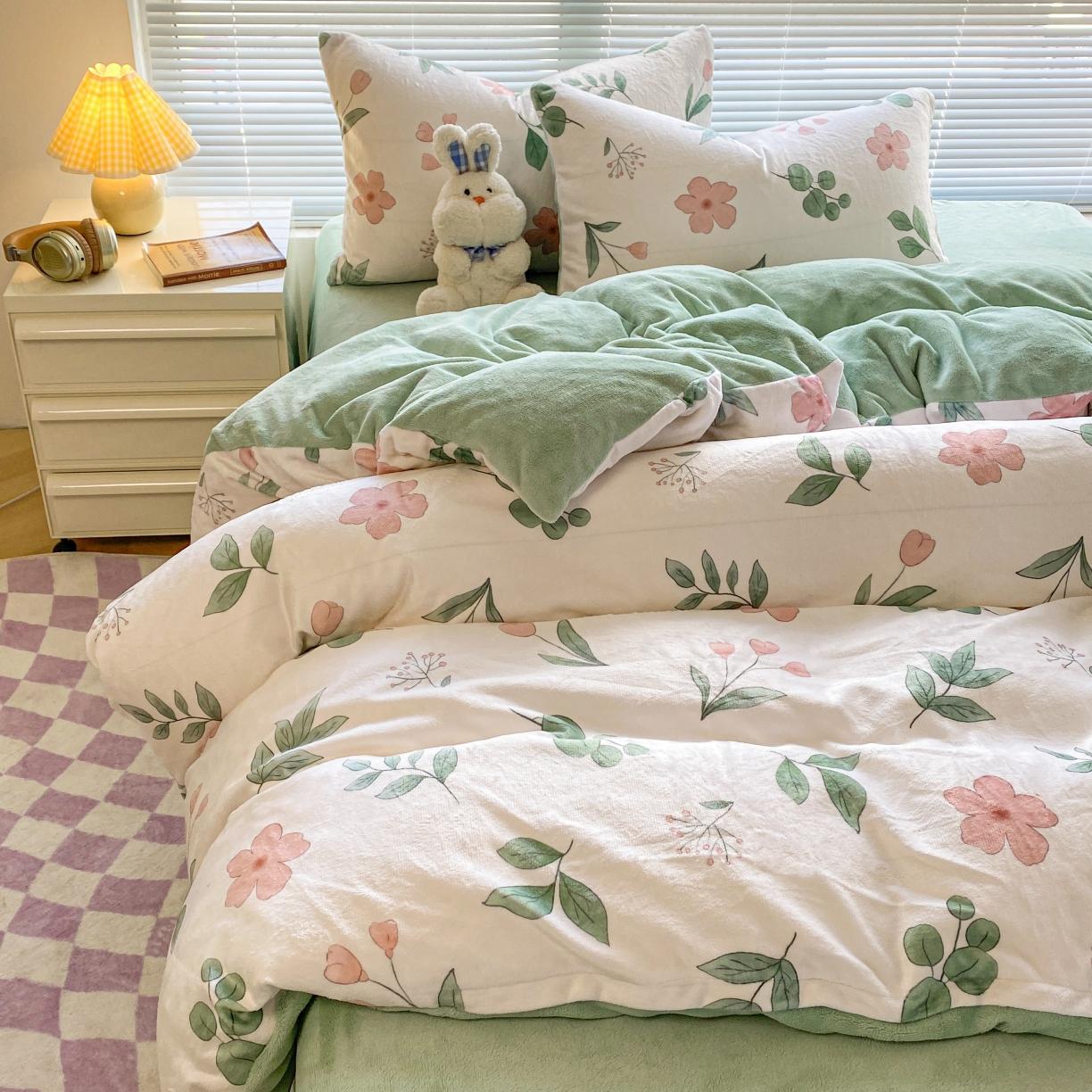 91家纺网 家纺一手货源 找家纺 梦柏家纺 2023新款高克重牛奶绒印花四件套 小漫春曲