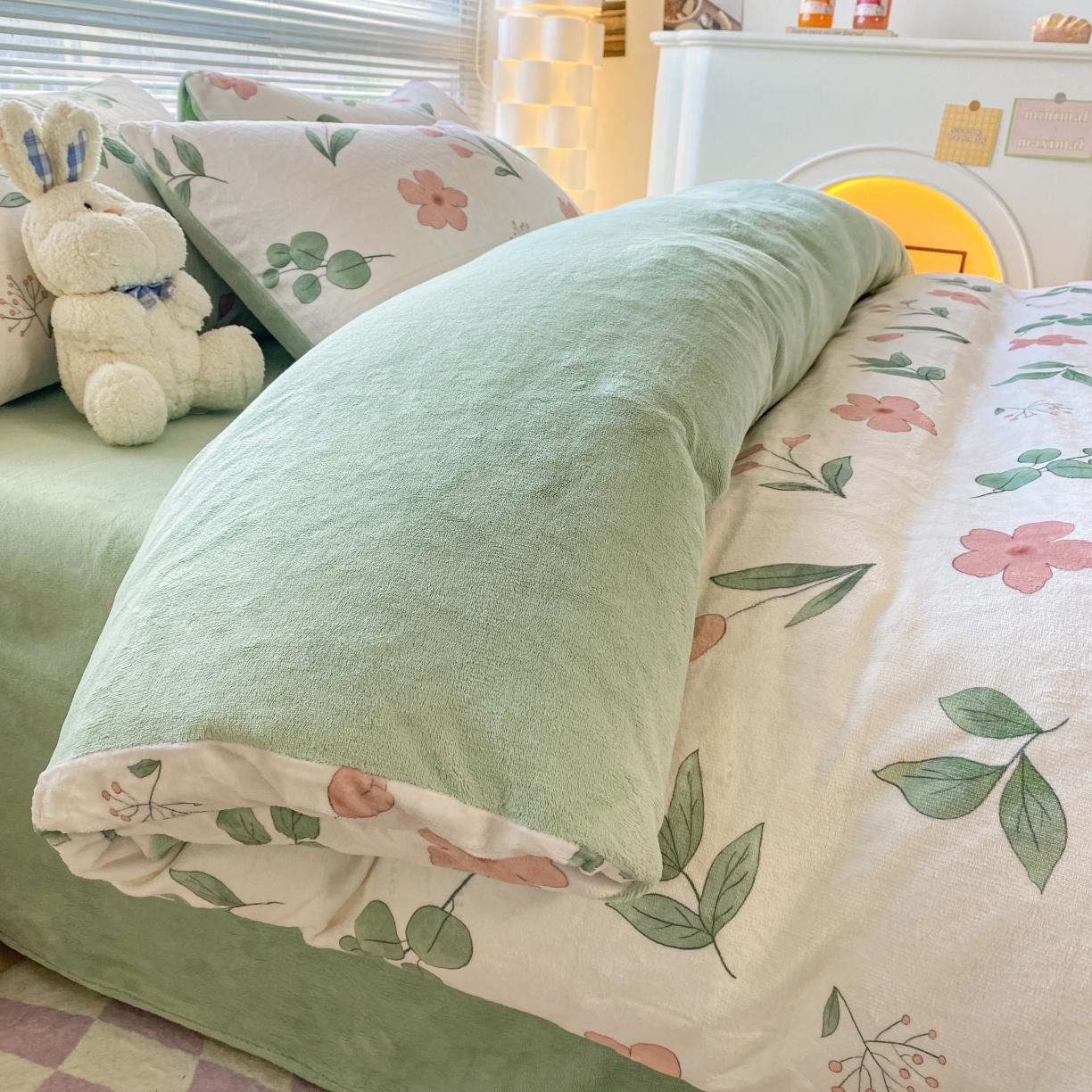 91家纺网 家纺一手货源 找家纺 梦柏家纺 2023新款高克重牛奶绒印花四件套 小漫春曲