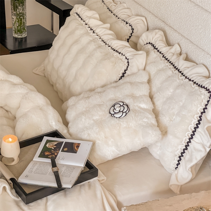 91家纺网 家纺一手货源 找家纺 婳庭家居  2023新款山茶花兔兔绒系列四件套 山茶花-米白