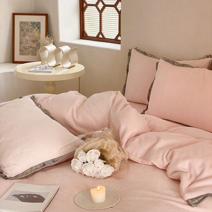 91家纺网 家纺一手货源 找家纺 （总）蜜柚 2024新款高克重全消光牛奶绒雕花烂花法式轻奢四件套