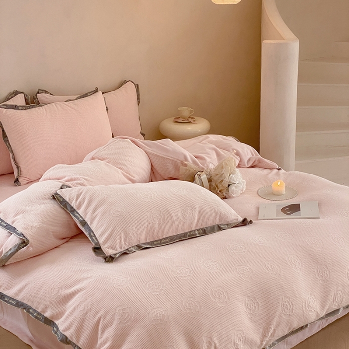 91家纺网 家纺一手货源 找家纺 （总）蜜柚 2024新款高克重全消光牛奶绒雕花烂花法式轻奢四件套