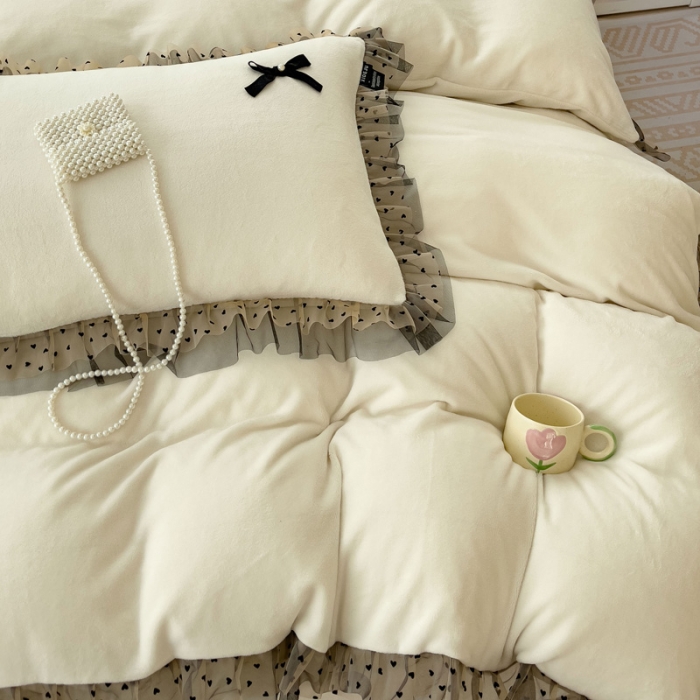 91家纺网 家纺一手货源 找家纺 2025新款牛奶绒雕花四件套-KK小姐 白