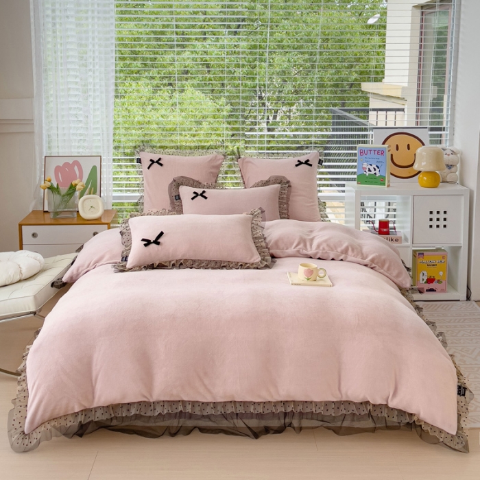 91家纺网 家纺一手货源 找家纺 2025新款牛奶绒雕花四件套-KK小姐 粉紫