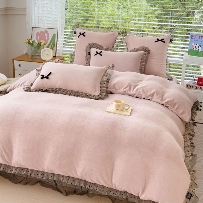 91家纺网 家纺一手货源 找家纺 2025新款牛奶绒雕花四件套-KK小姐 粉紫