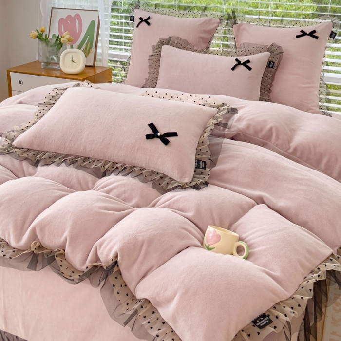 91家纺网 家纺一手货源 找家纺 2025新款牛奶绒雕花四件套-KK小姐 粉紫