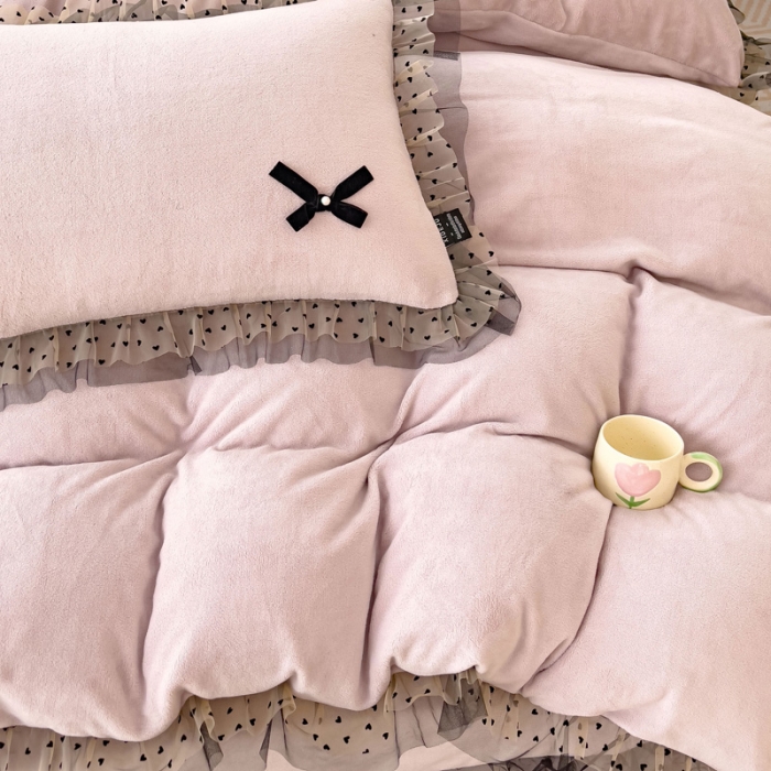 91家纺网 家纺一手货源 找家纺 2025新款牛奶绒雕花四件套-KK小姐 粉紫