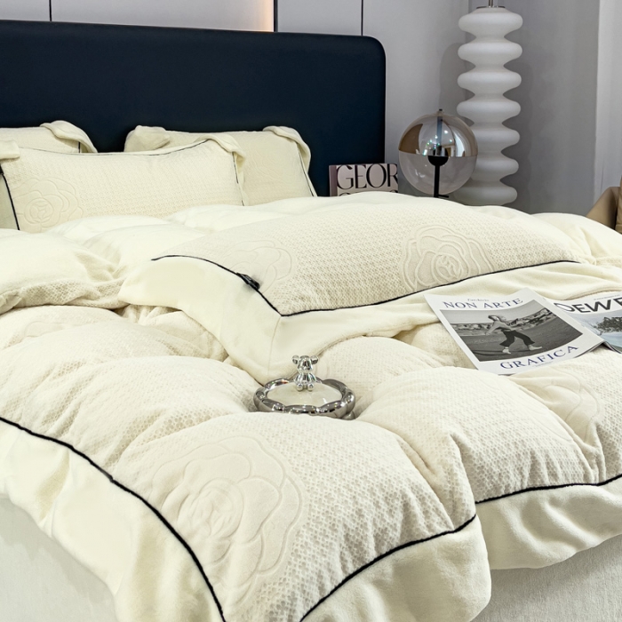 91家纺网 家纺一手货源 找家纺 2025新款牛奶绒雕花四件套-浪漫花艺 白色