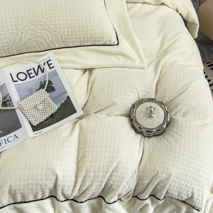 91家纺网 家纺一手货源 找家纺 2025新款牛奶绒雕花四件套-浪漫花艺 白色