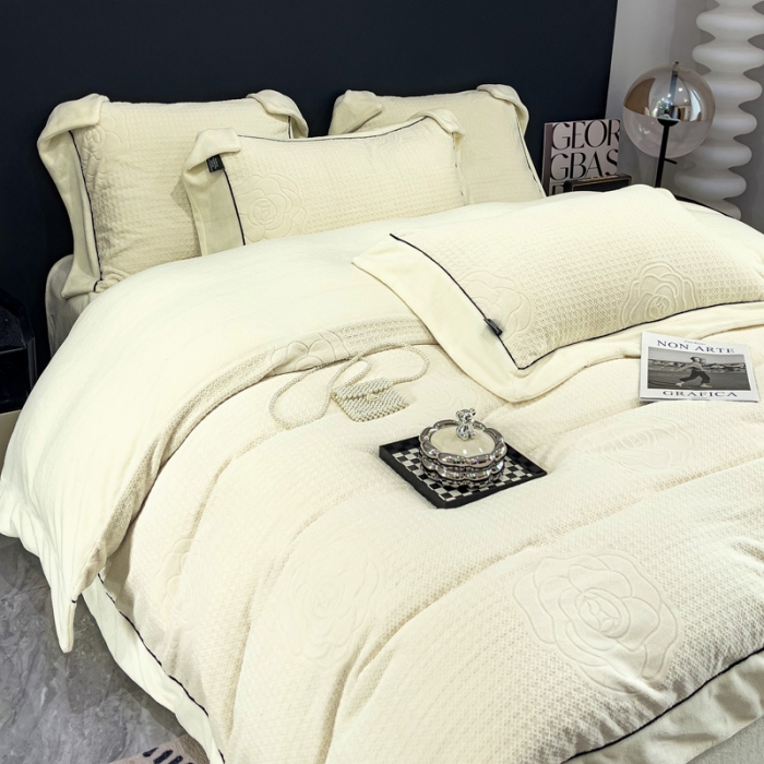 91家纺网 家纺一手货源 找家纺 2025新款牛奶绒雕花四件套-浪漫花艺 白色