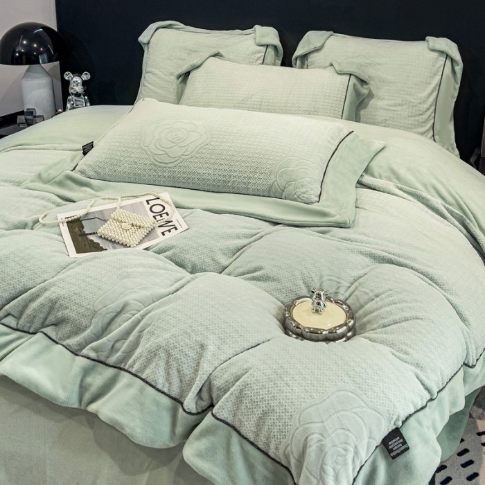 91家纺网 家纺一手货源 找家纺 2025新款牛奶绒雕花四件套-浪漫花艺 水绿