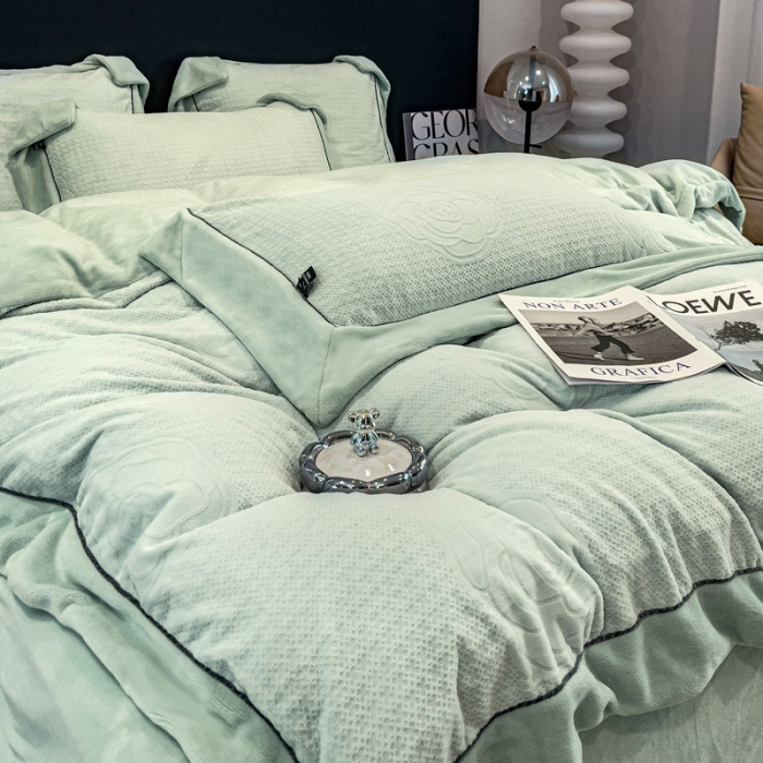 91家纺网 家纺一手货源 找家纺 2025新款牛奶绒雕花四件套-浪漫花艺 水绿