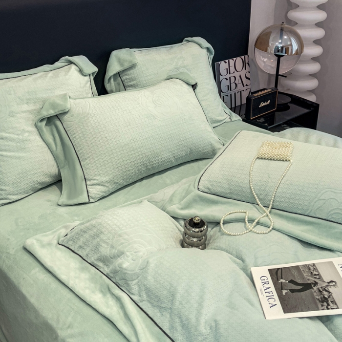 91家纺网 家纺一手货源 找家纺 2025新款牛奶绒雕花四件套-浪漫花艺 水绿