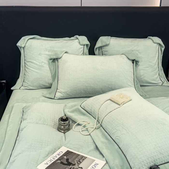 91家纺网 家纺一手货源 找家纺 2025新款牛奶绒雕花四件套-浪漫花艺 水绿