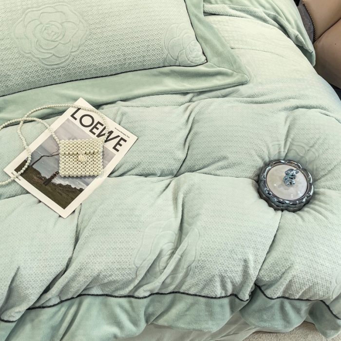 91家纺网 家纺一手货源 找家纺 2025新款牛奶绒雕花四件套-浪漫花艺 水绿