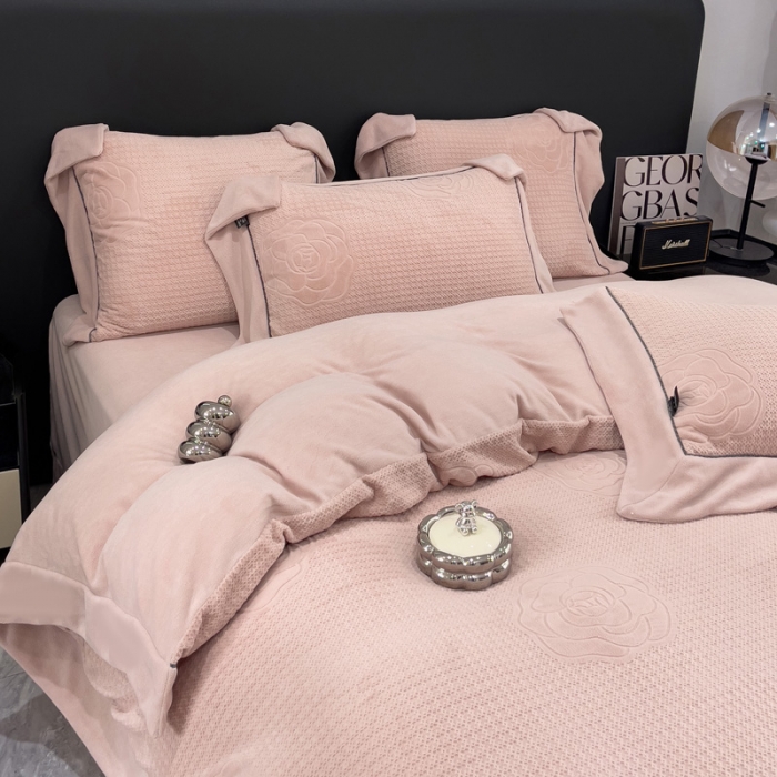 91家纺网 家纺一手货源 找家纺 2025新款牛奶绒雕花四件套-浪漫花艺 玉