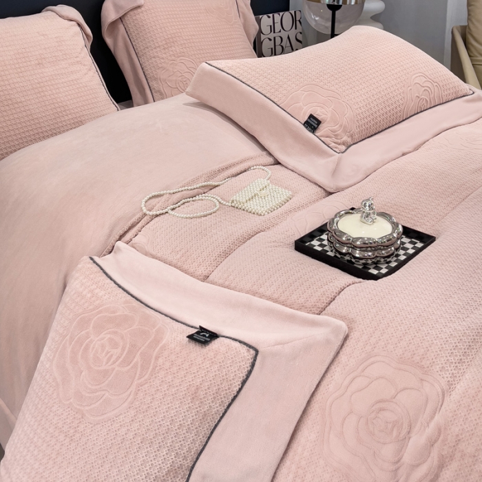 91家纺网 家纺一手货源 找家纺 2025新款牛奶绒雕花四件套-浪漫花艺 玉