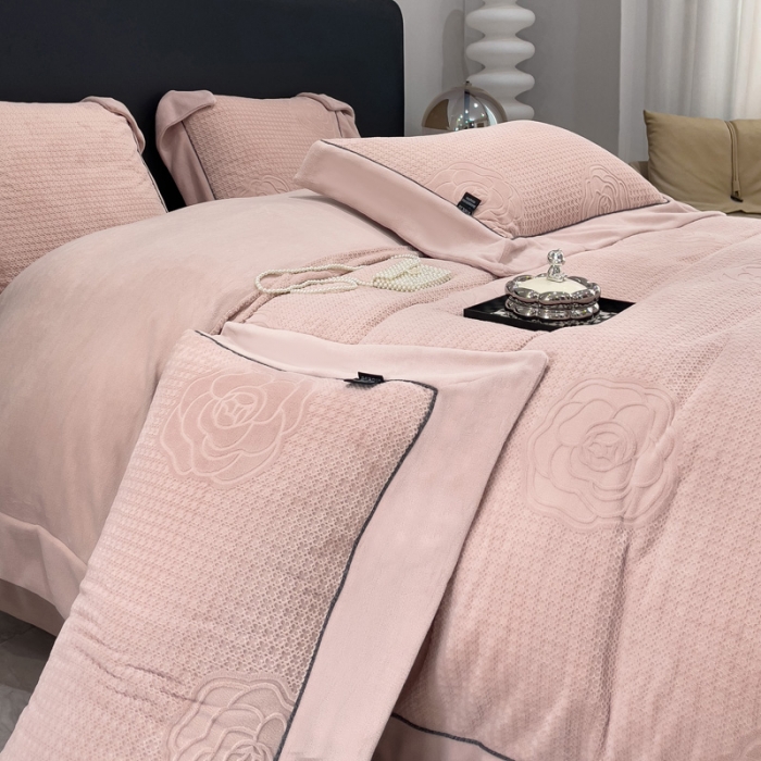 91家纺网 家纺一手货源 找家纺 2025新款牛奶绒雕花四件套-浪漫花艺 玉