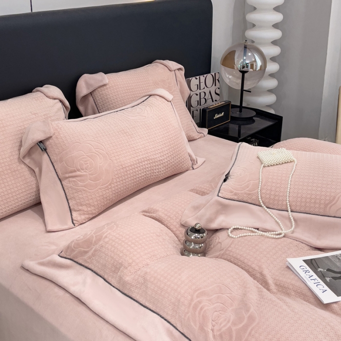 91家纺网 家纺一手货源 找家纺 2025新款牛奶绒雕花四件套-浪漫花艺 玉