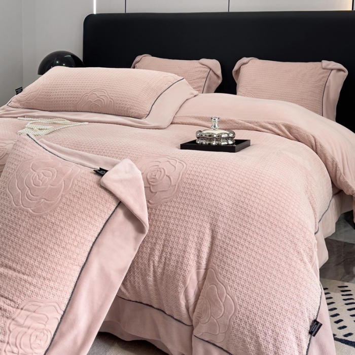 91家纺网 家纺一手货源 找家纺 2025新款牛奶绒雕花四件套-浪漫花艺 玉