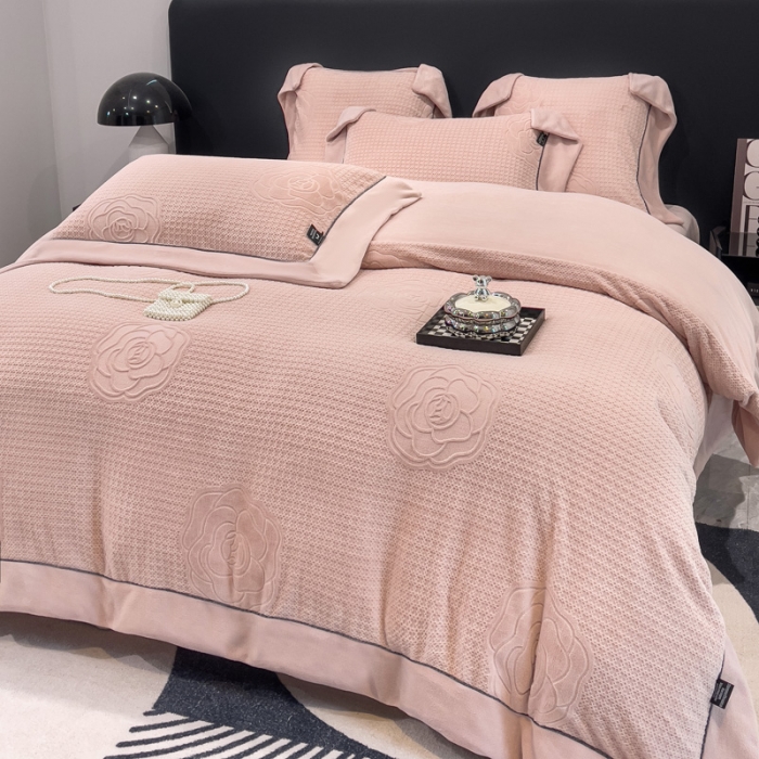 91家纺网 家纺一手货源 找家纺 2025新款牛奶绒雕花四件套-浪漫花艺 玉