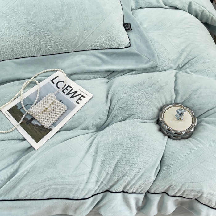 91家纺网 家纺一手货源 找家纺 2025新款牛奶绒雕花四件套-苏黎 蓝色