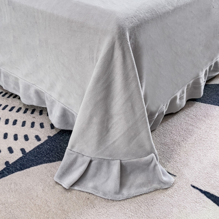 91家纺网 家纺一手货源 找家纺 2025新款牛奶绒雕花四件套-苏黎 浅灰色