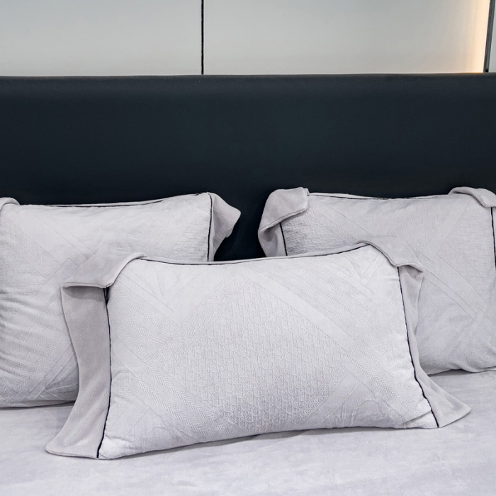 91家纺网 家纺一手货源 找家纺 2025新款牛奶绒雕花四件套-苏黎 浅灰色