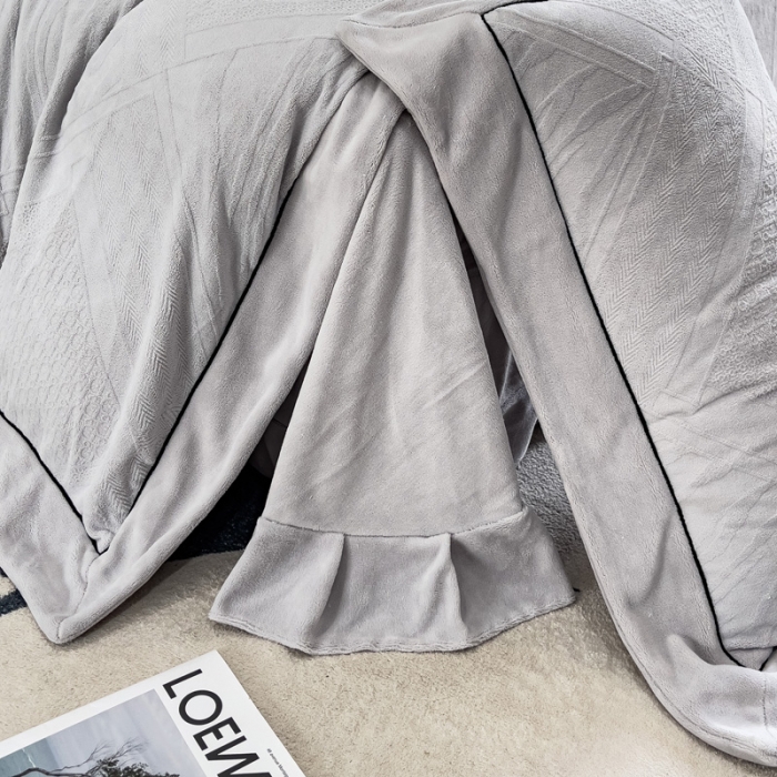 91家纺网 家纺一手货源 找家纺 2025新款牛奶绒雕花四件套-苏黎 浅灰色