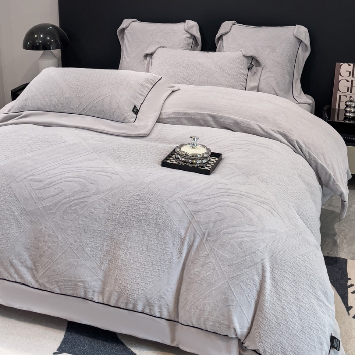 91家纺网 家纺一手货源 找家纺 2025新款牛奶绒雕花四件套-苏黎 浅灰色