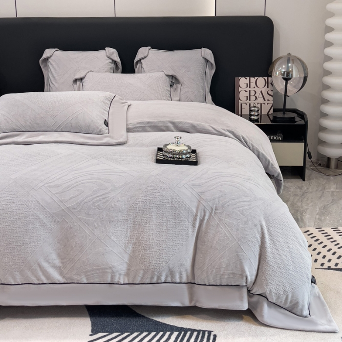 91家纺网 家纺一手货源 找家纺 2025新款牛奶绒雕花四件套-苏黎 浅灰色