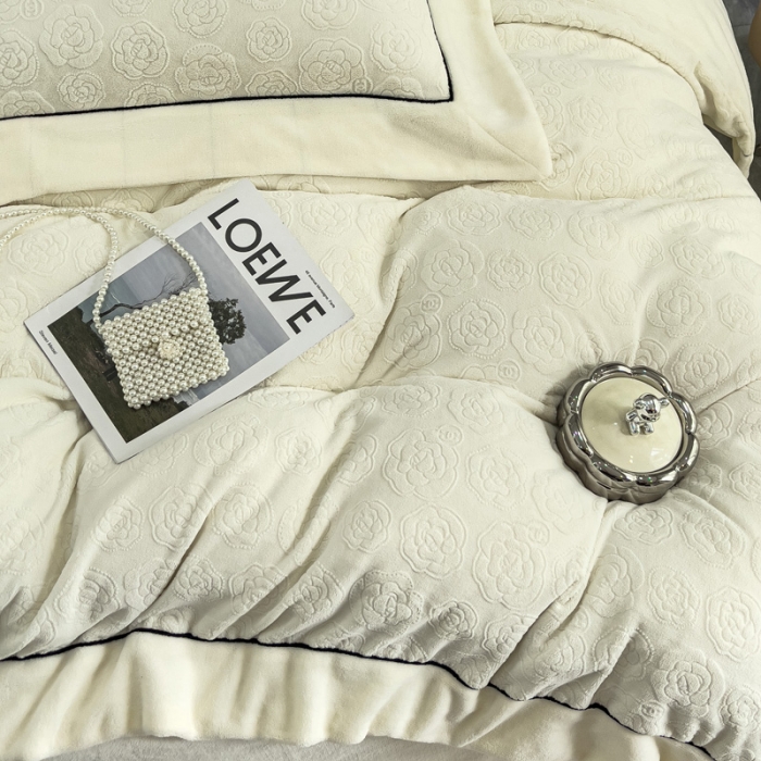 91家纺网 家纺一手货源 找家纺 （总）2025新款牛奶绒雕花四件套-小香