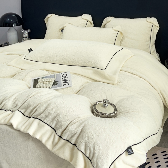 91家纺网 家纺一手货源 找家纺 2025新款牛奶绒雕花四件套-小香 白色