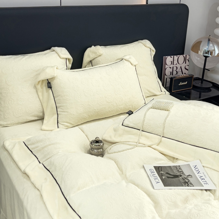 91家纺网 家纺一手货源 找家纺 2025新款牛奶绒雕花四件套-小香 白色