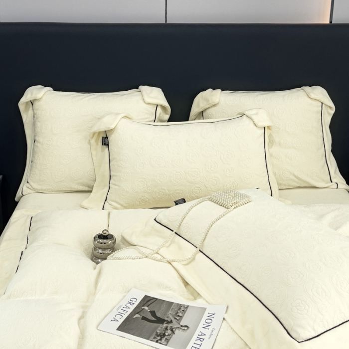 91家纺网 家纺一手货源 找家纺 2025新款牛奶绒雕花四件套-小香 白色