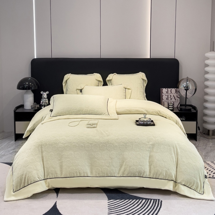 91家纺网 家纺一手货源 找家纺 2025新款牛奶绒雕花四件套-小香 白色