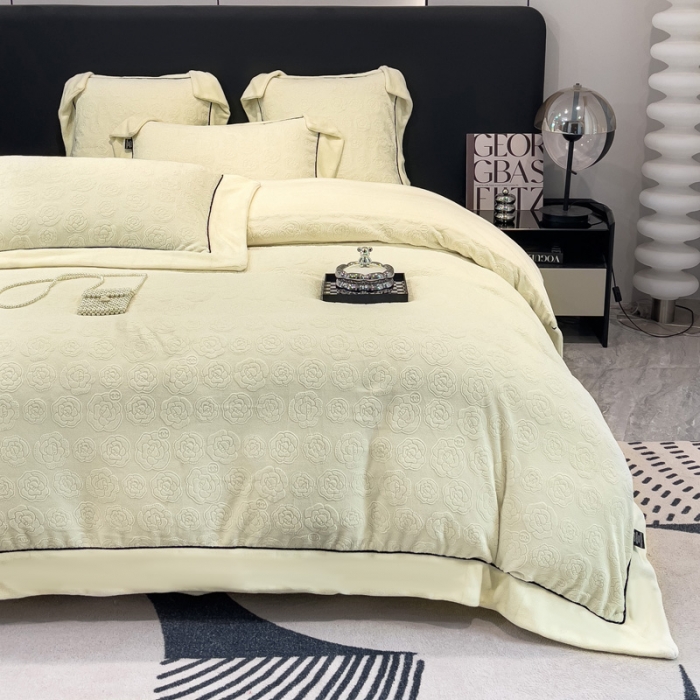 91家纺网 家纺一手货源 找家纺 2025新款牛奶绒雕花四件套-小香 白色