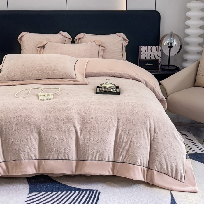 91家纺网 家纺一手货源 找家纺 2025新款牛奶绒雕花四件套-小香 豆沙色