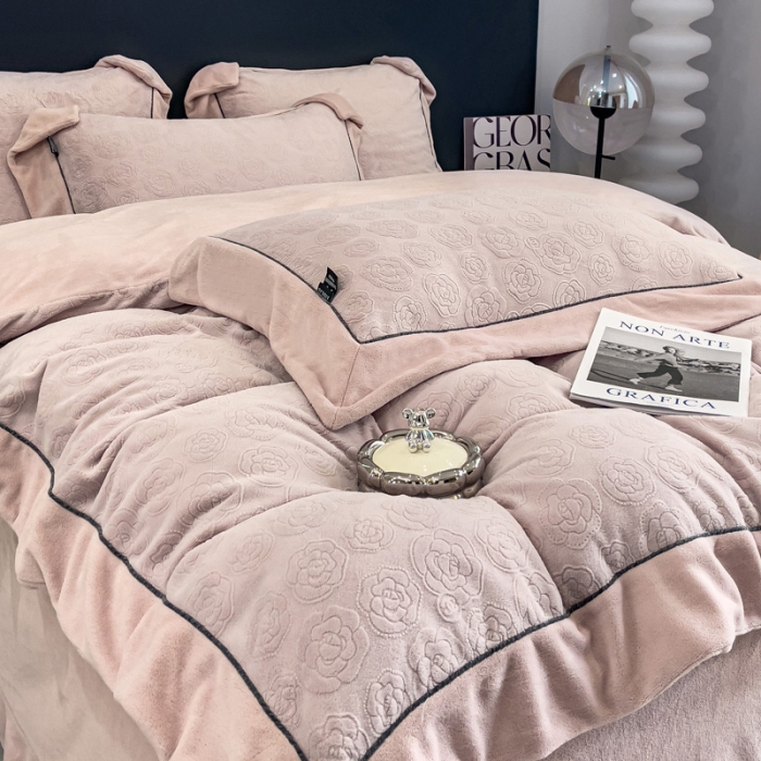 91家纺网 家纺一手货源 找家纺 2025新款牛奶绒雕花四件套-小香 豆沙色