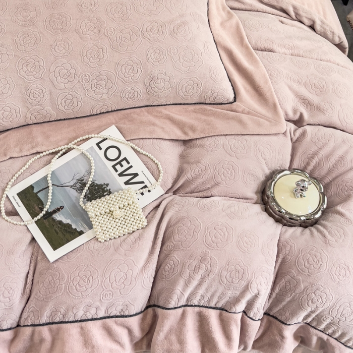 91家纺网 家纺一手货源 找家纺 2025新款牛奶绒雕花四件套-小香 豆沙色