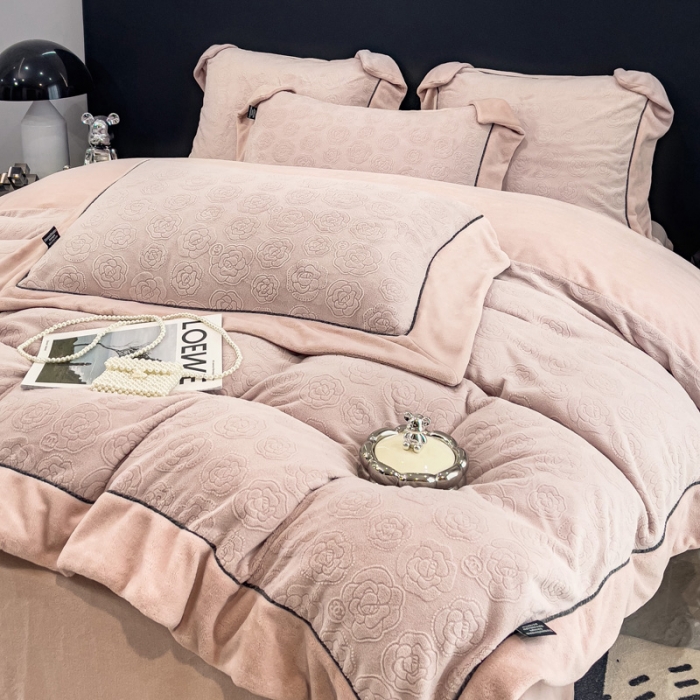 91家纺网 家纺一手货源 找家纺 2025新款牛奶绒雕花四件套-小香 豆沙色