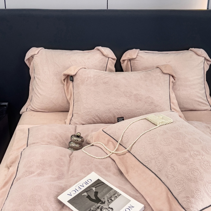 91家纺网 家纺一手货源 找家纺 2025新款牛奶绒雕花四件套-小香 豆沙色