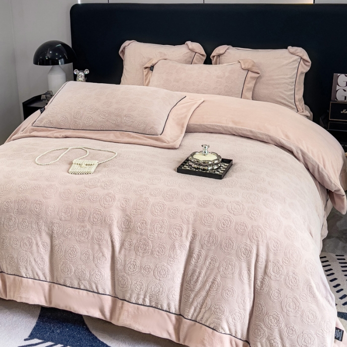 91家纺网 家纺一手货源 找家纺 2025新款牛奶绒雕花四件套-小香 豆沙色