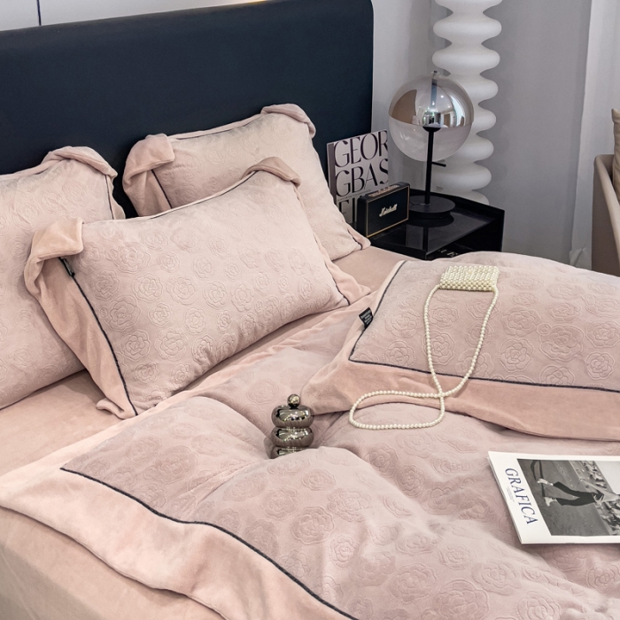 91家纺网 家纺一手货源 找家纺 2025新款牛奶绒雕花四件套-小香 豆沙色