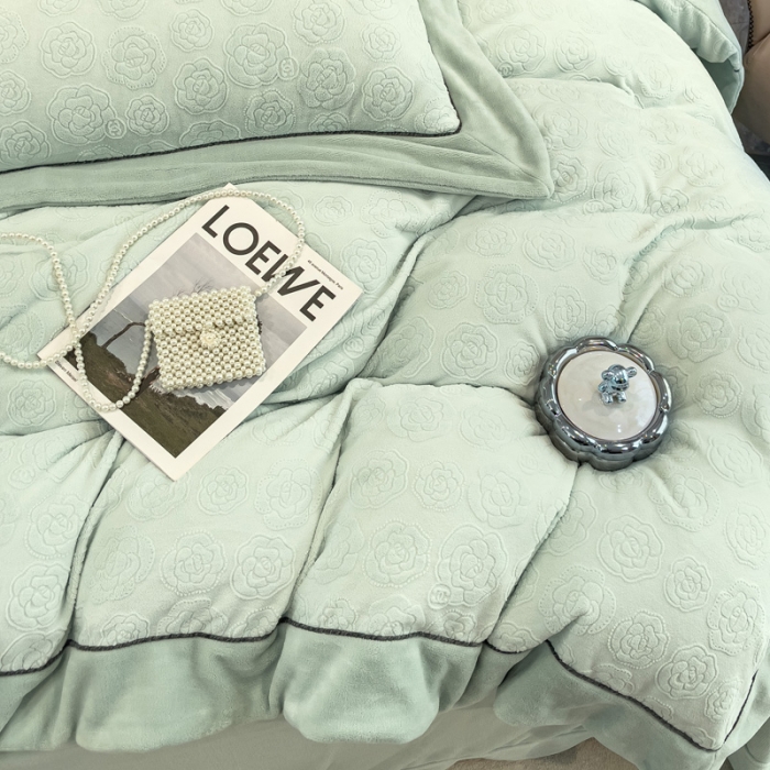 91家纺网 家纺一手货源 找家纺 2025新款牛奶绒雕花四件套-小香 水绿色