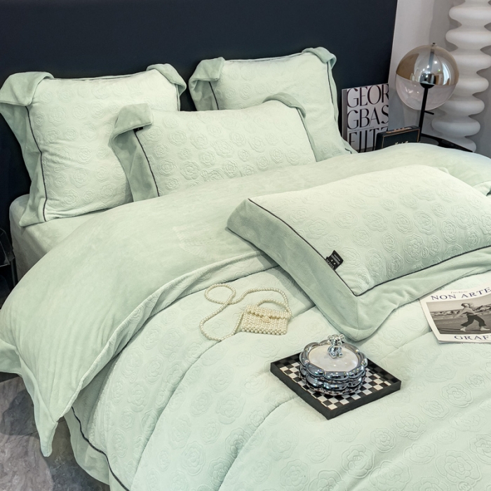 91家纺网 家纺一手货源 找家纺 2025新款牛奶绒雕花四件套-小香 水绿色